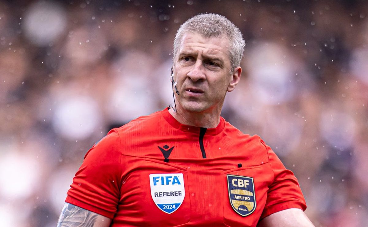 anderson daronco recebe veredito do var de pênalti em matheus pereira em cruzeiro x américa mg