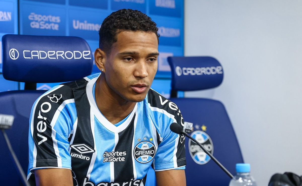 joão lucas toma decisão sobre sequência no grêmio após críticas da torcida 