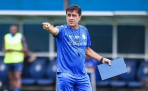 quinteros coloca defesa do grêmio como prioridade e foca na contratação de dois zagueiros: “forte para…”