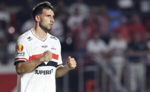 calleri marca em são paulo x ponte preta e torcida reage pedindo respeito: “guerreiro” 