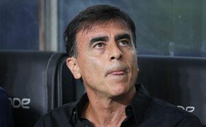 quinteros é comunicado que zagueiro não vai mais jogar pelo grêmio e contato foi encerrado por romaña