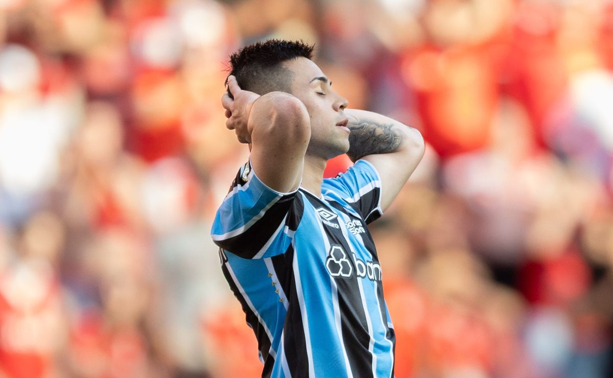 grêmio confirma lesão de aravena e gustavo quinteros possui problema para o campeonato gaúcho