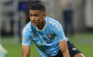 com chegadas de olivera e amuzu, grêmio pode liberar andré henrique para jogar a série b