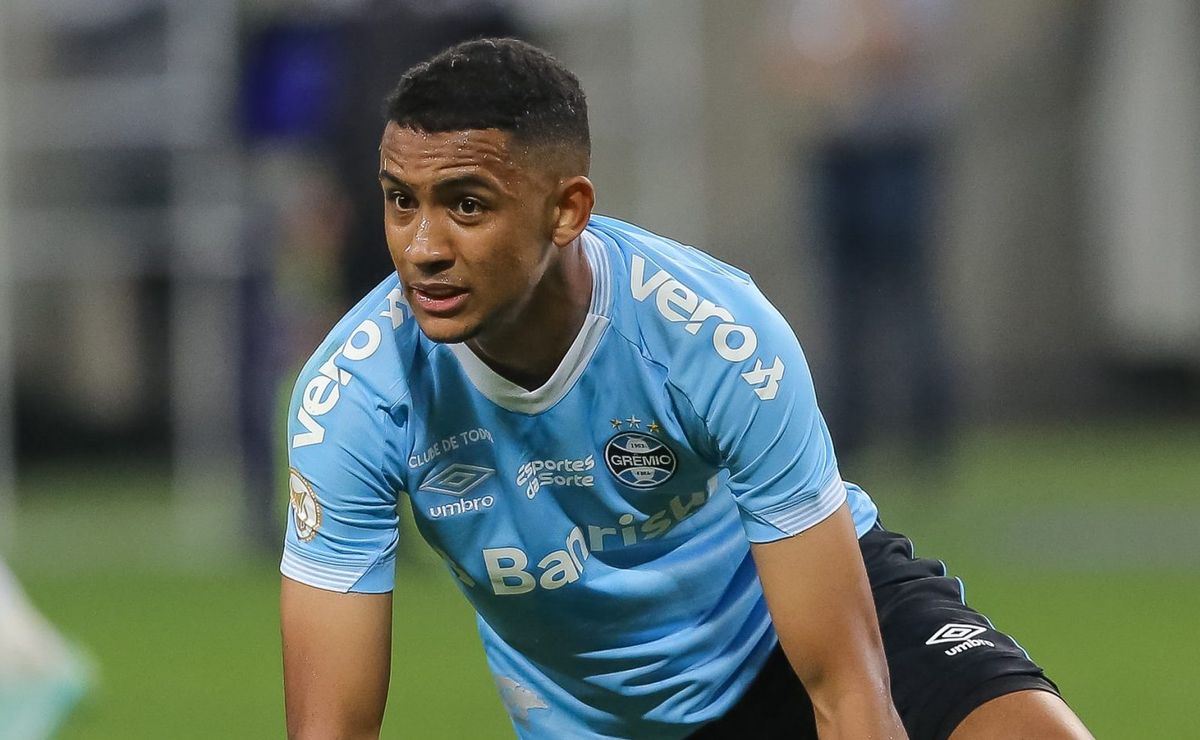 com chegadas de olivera e amuzu, grêmio pode liberar andré henrique para jogar a série b