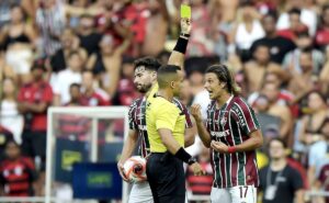 fluminense empata com flamengo, e torcida critica mano menezes e a arbitragem