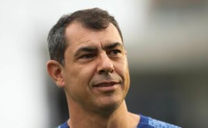 carille é informado que o vasco avançou para contratar erik, atacante ex palmeiras