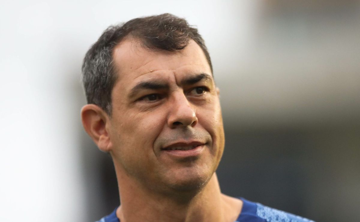 carille é informado que o vasco avançou para contratar erik, atacante ex palmeiras