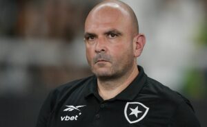carlos leira indica que irá relacionar allan em botafogo x flamengo: “treinando bem”