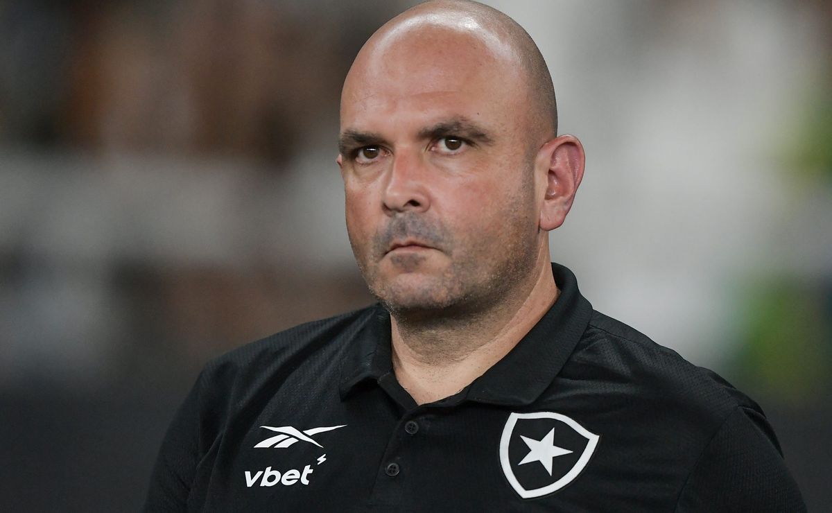 carlos leira indica que irá relacionar allan em botafogo x flamengo: “treinando bem”