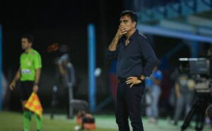 torcida do grêmio critica quinteros por escalar pendurado villasanti antes do gre nal: “e se toma cartão?”