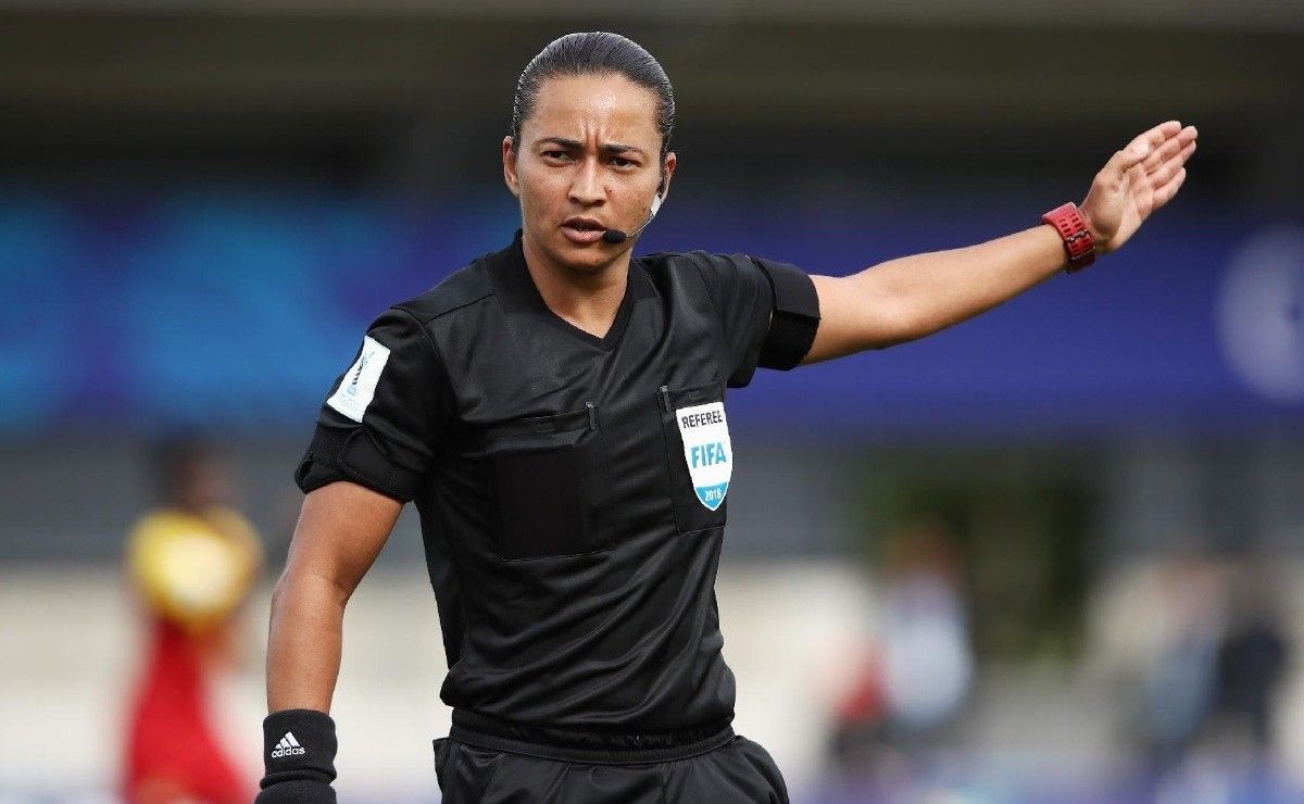 edna alves é criticada e corintianos ironizam atuação da árbitra: “uma ‘var’gonha…”