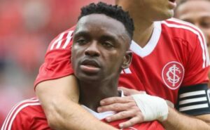 internacional vence o monsoon e carbonero cai nas graças da torcida