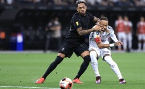 martinez se estranha com neymar em corinthians x santos e lance viraliza: “peitando” 