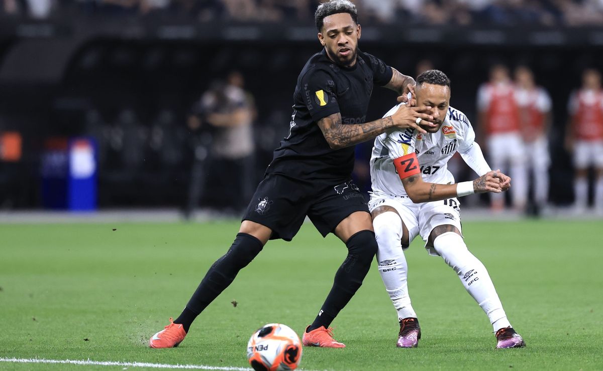 martinez se estranha com neymar em corinthians x santos e lance viraliza: “peitando” 