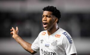 gil volta a ganhar chance como titular e se destaca contra o novorizontino