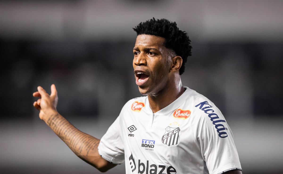 gil volta a ganhar chance como titular e se destaca contra o novorizontino