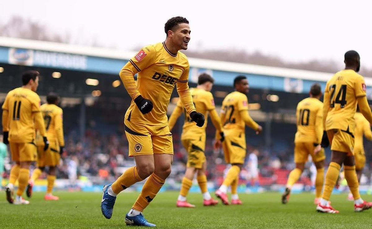 joão gomes, ex flamengo marca e garante wolverhampton nas oitavas da copa da inglaterra