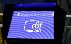 Árbitro de vídeo é afastado pela fmf após pisão de lyanco em dudu em cruzeiro x atlético