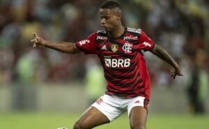 cria do flamengo volta a jogar após quase um ano parado por lesão na inglaterra