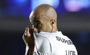 lucas se posiciona mais uma vez contra o gramado sintético e manda recado aos clubes: “para deixar bem claro”