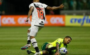 empresa responsável pelo gramado do allianz defende sintético e alfineta dudu, ex palmeiras, em apresentação