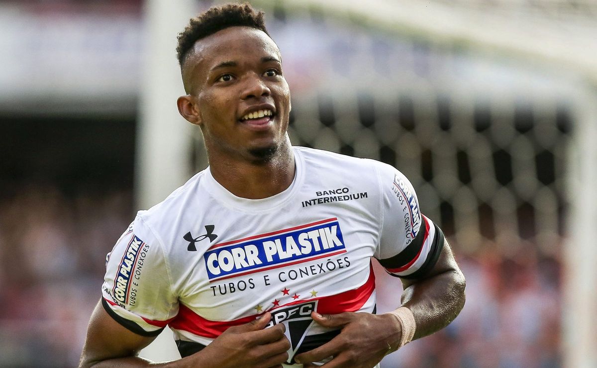 são paulo ainda não fechou com thiago mendes e tem problemão para resolver