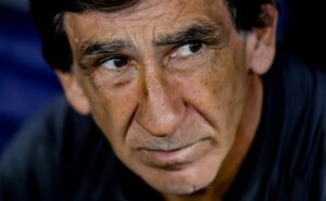 técnico do racing minimiza desmanche do botafogo às vésperas da recopa: “veja o dinheiro que gastaram”