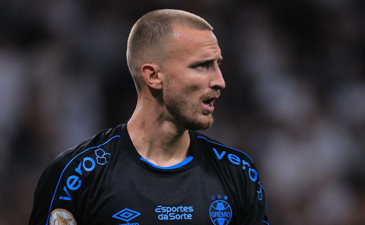 após interesse do almería, grêmio toma decisão definitiva sobre rodrigo ely 