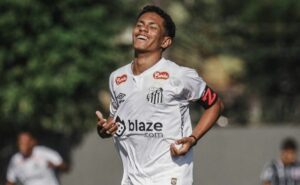 cria do santos assina primeiro contrato profissional e promete: “meu sonho é trazer muitos títulos”