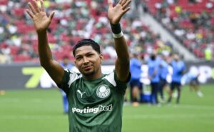 rony trocou o fluminense pelo atlético mg, com um salário 100 mil inferior