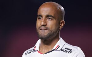 conselheiro do palmeiras alfineta lucas moura com morumbis pós show de shakira: “gosta desse gramado?”