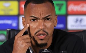 marlon freitas questiona arbitragem e demonstra confiança em virada do botafogo na recopa 