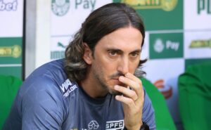 zubeldía demitido do são paulo tem decreto da torcida após empate contra o palmeiras