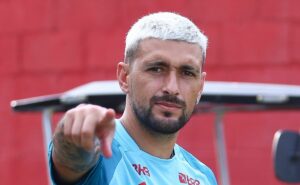 arrascaeta revela conversa decisiva com filipe luís e destaca briga por titularidade