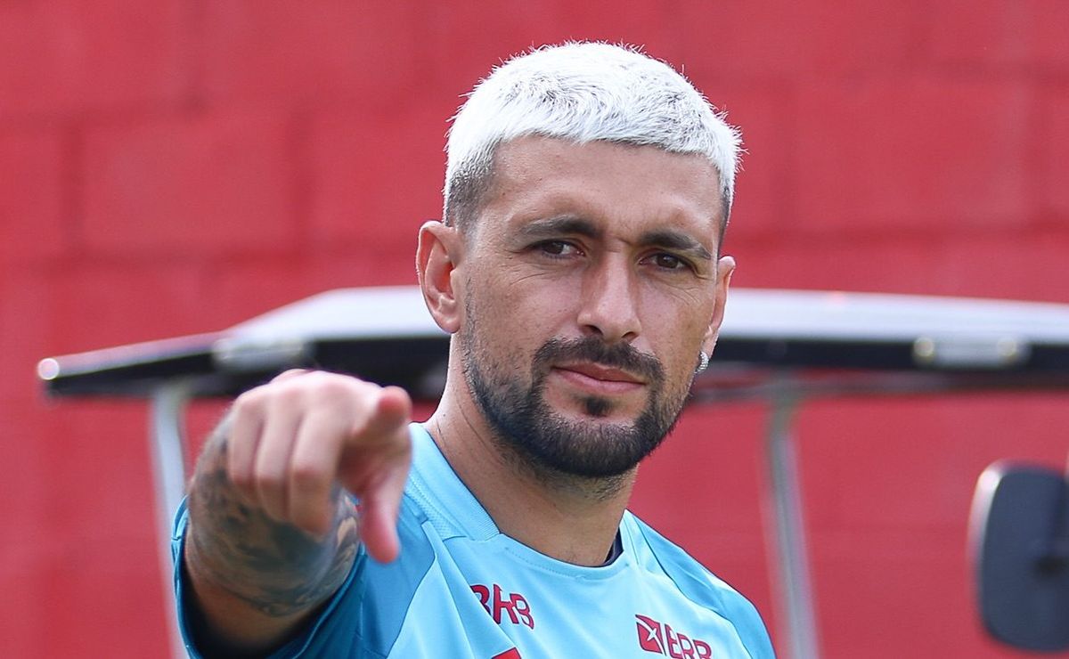 arrascaeta revela conversa decisiva com filipe luís e destaca briga por titularidade