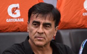 quinteros toma decisão drástica antes de grêmio x internacional e torcida repercute: “vai ter que gastar”