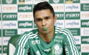 vasco abre negociação para contratar atacante erik, ex palmeiras e botafogo