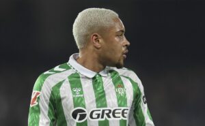 na mira do palmeiras, vitor roque causa climão no real betis antes de viagem para bélgica