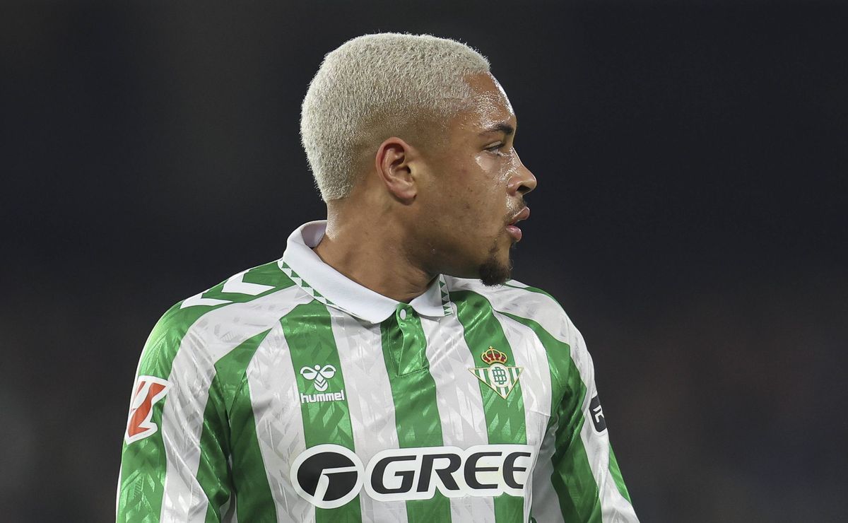 na mira do palmeiras, vitor roque causa climão no real betis antes de viagem para bélgica