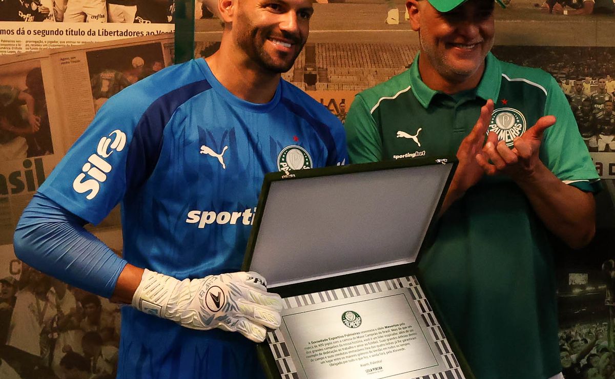 weverton é homenageado e recebe placa de marcos após completar 400 jogos pelo palmeiras
