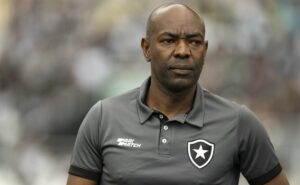 derrota no clássico gera revolta na torcida e faz botafogo reagir com retorno de claudio caçapa