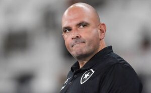 carlos leiria deixa o botafogo após ser considerado cabeça dura nos bastidores