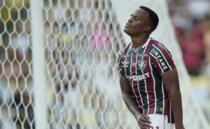 após críticas, empresa promete melhorias no gramado do maracanã