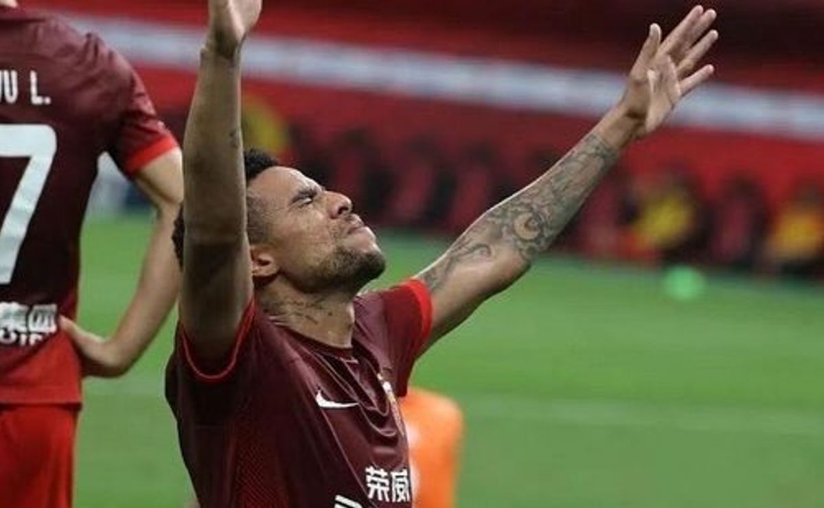 ex jogador do internacional marca dois gols durante estreia do shanghai port, da china