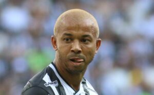 após deixar o atlético mg, mariano estuda propostas e vai jogar no rival do galo