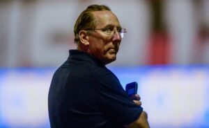 john textor vê botafogo prejudicado pelo gramado e enviará um ofício à ferj 