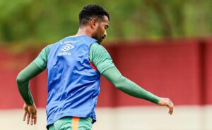 torcida do fluminense exige riquelme titular e dispara contra thiago santos: “sem tc, é goleada!”