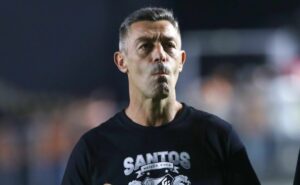 com aval de caixinha, santos renova contrato do goleiro joão victor fernandes por mais uma temporada