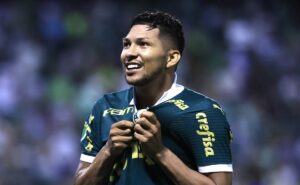 rony flexibiliza seu salário para jogar no atlético mineiro e fica mais próximo de deixar o palmeiras