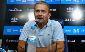 dirigente do grêmio insinua favorecimento da arbitragem ao internacional em coletiva: “queremos justiça”